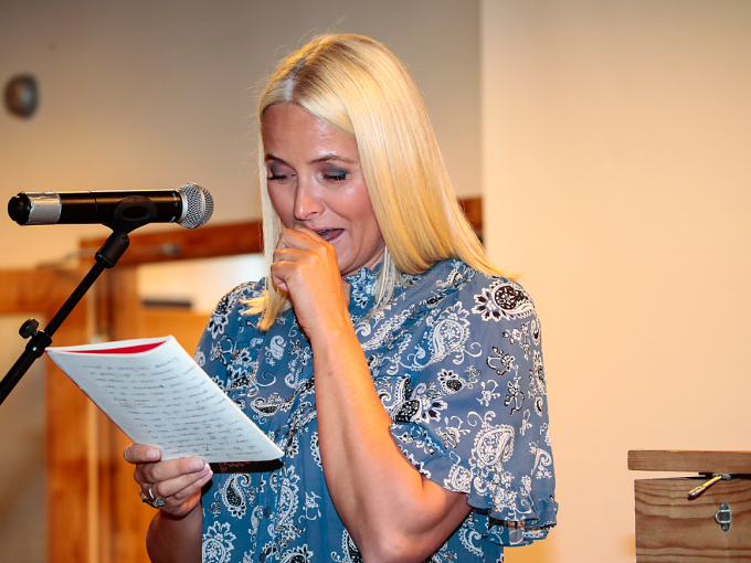 Kronprinsessen leste lattermildt høyt fra en av sine egne nynorskstiler fra ungdomsskolen. Foto: Lise Åserud / NTB scanpix